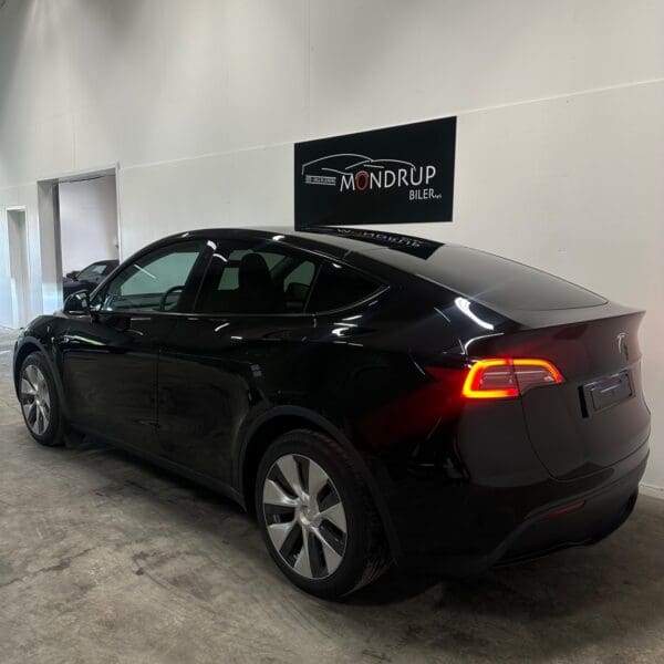 Tesla Model Y RWD 2023 - Image 2