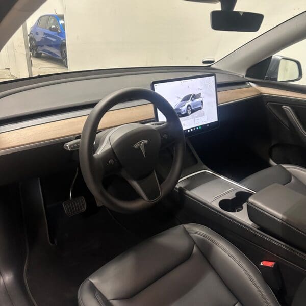 Tesla Model Y Long Range AWD 2023 - Image 9