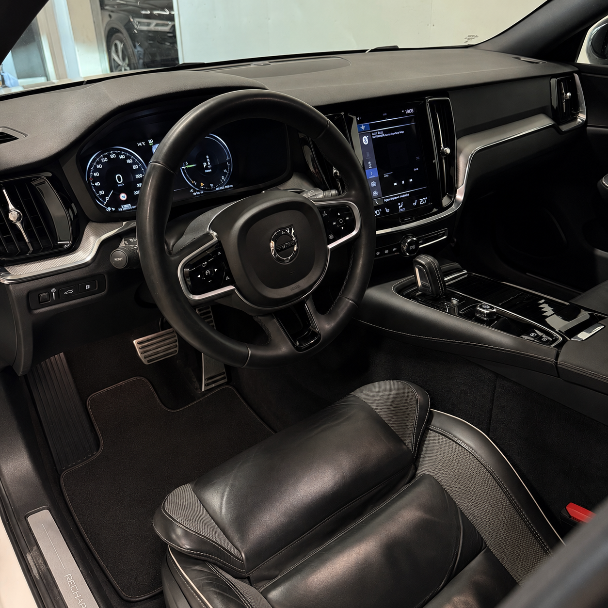 Volvo V60 T6 ReCharge R-Design aut. AWD 2022